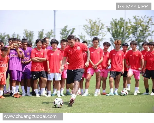 足球球星激烈比赛后擦汗瞬间定格 展现坚韧与专注的无声魅力